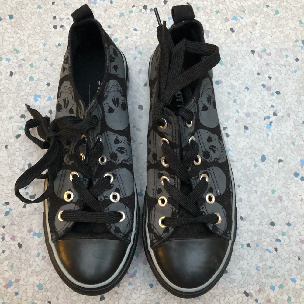 Hot topic skull low top sz6